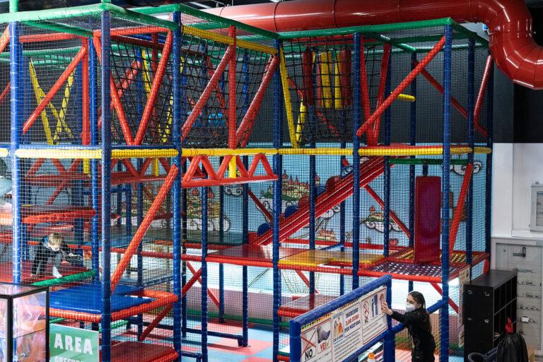 Sala giochi busnago globo centro commerciale playground gonfiabili 16